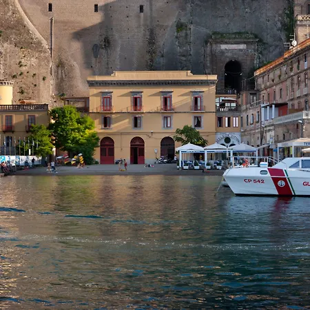 לינה וארוחת בוקר Marina Piccola 73 4*