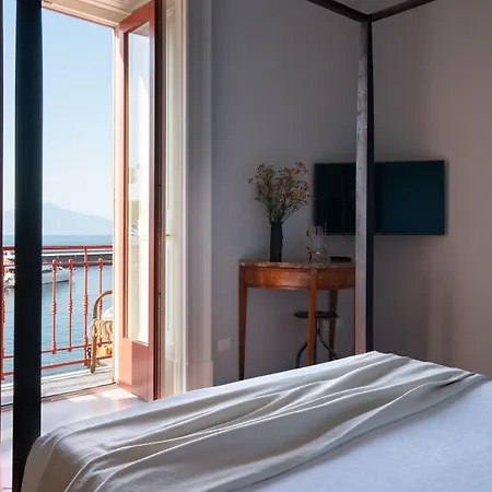 Marina Piccola 73 Bed & Breakfast 4*